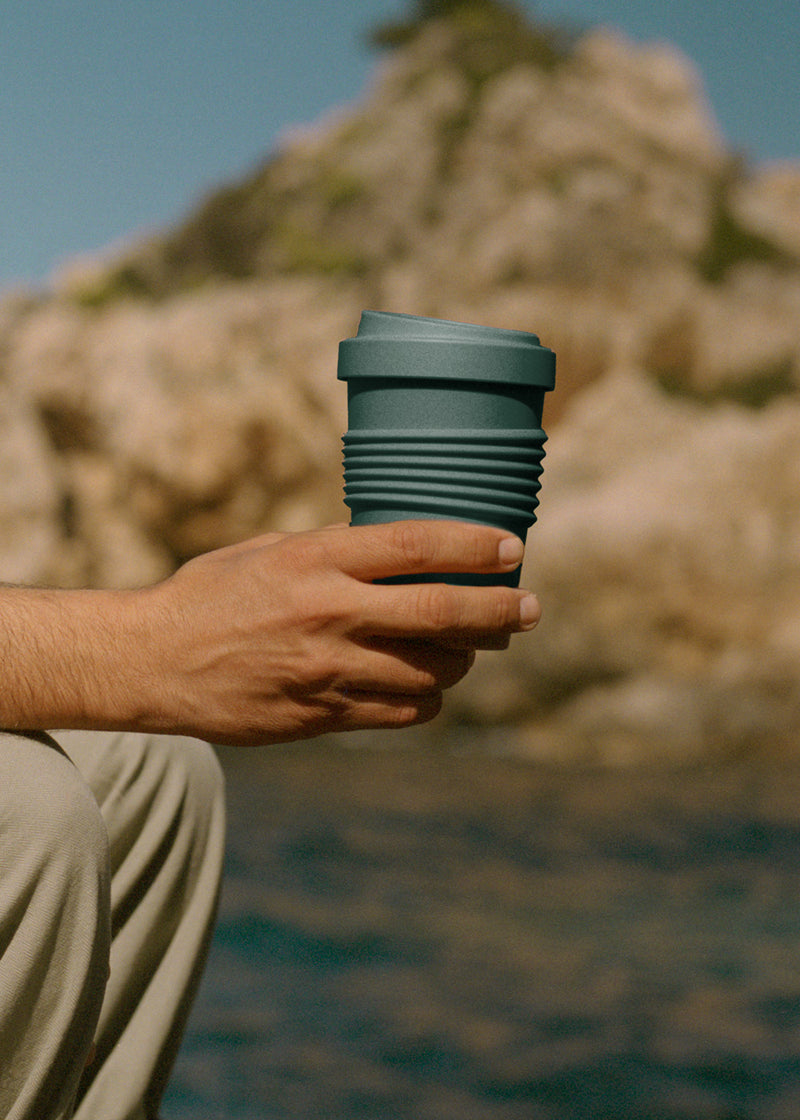 Menaje Outdoor Eco - Pack de 2 Vasos de Café con Tapa de Material Reciclado - Verde Salvia