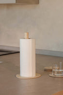 Küchenrollenhalter IVANA aus pulverbeschichtetem Metall, minimalistisch und elegant auf einer Küchentheke.