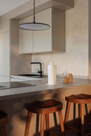 Moderne Küche mit Küchenrollenhalter IVANA auf der Arbeitsfläche und eleganten Holzbarhockern.
