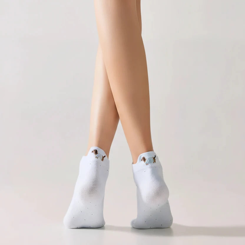 Lot de 4 chaussettes basses avec broderie chien au talon. Confortables, douces et discrètes, elles s’adaptent à tous les styles. Taille 35-41.