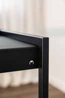 Detalles de la Schreibtisch DONNA con elegante acabado en negro y moderno kanten.