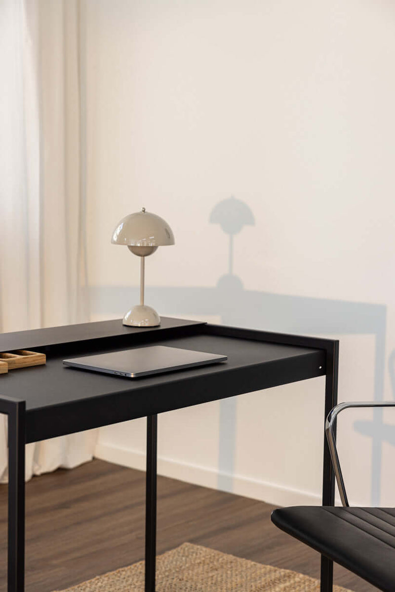 Schreibtisch DONNA mit Schreibtischlampe und Laptop auf schwarzem Tisch, ideal para la oficina moderna.