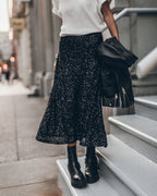 Falda larga de lentejuelas negra Botas moteras negras Camisa vintage de algodón seco blanco Chaqueta de cuero - Pro...