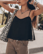 El top chill negro Los jeans holgados color castaño El bolso hobo El collar Yo Los brazaletes El brazalete Lo...