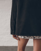 La camisa vaquera extragrande negra