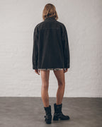 La camisa vaquera extragrande negra