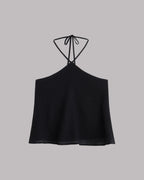 Top halter negro sobre fondo gris