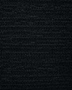 El vestido negro de punto con espalda escotada y manga larga El top negro de punto El chaleco negro de punto El...