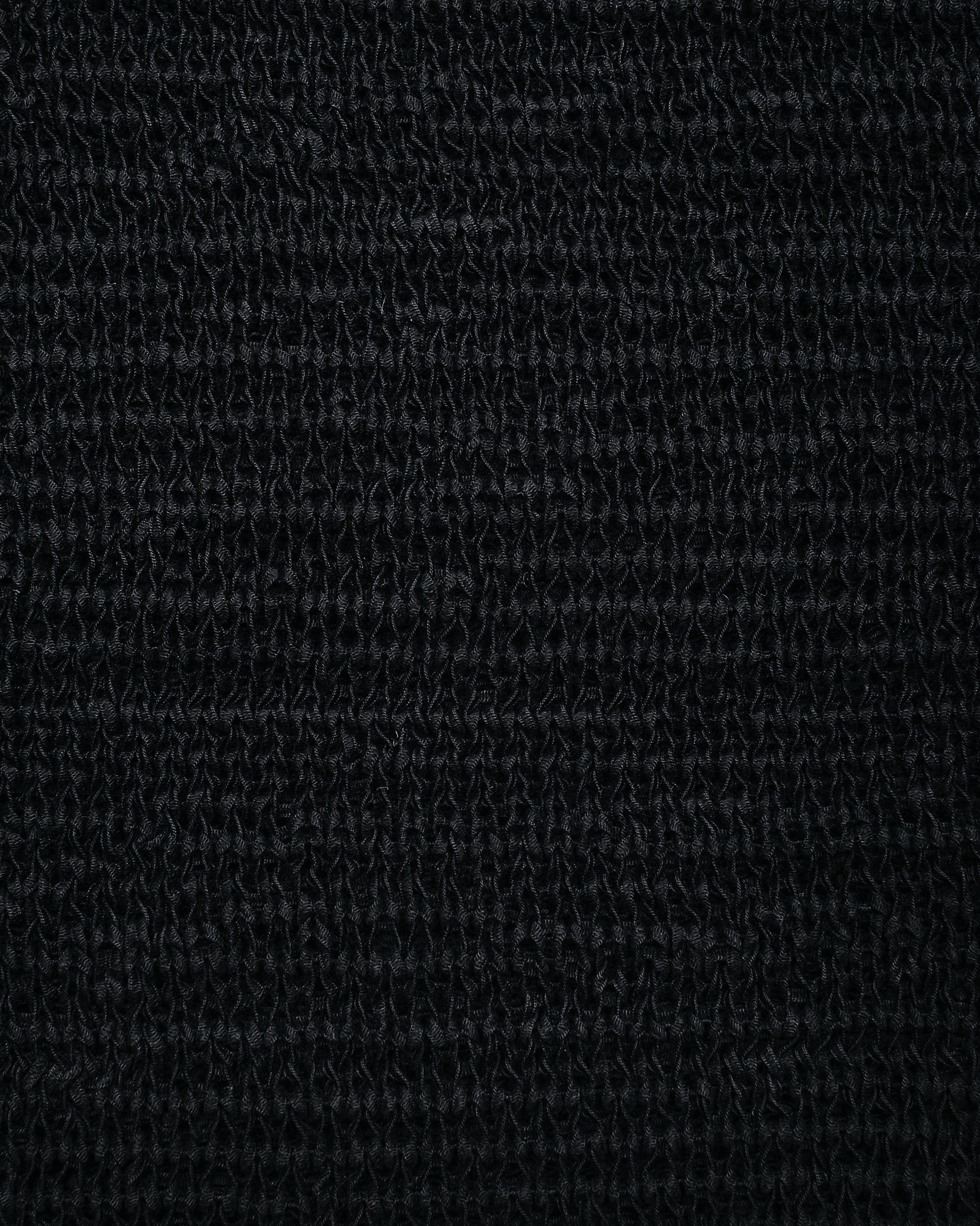 El vestido negro de punto con espalda escotada y manga larga El top negro de punto El chaleco negro de punto El...