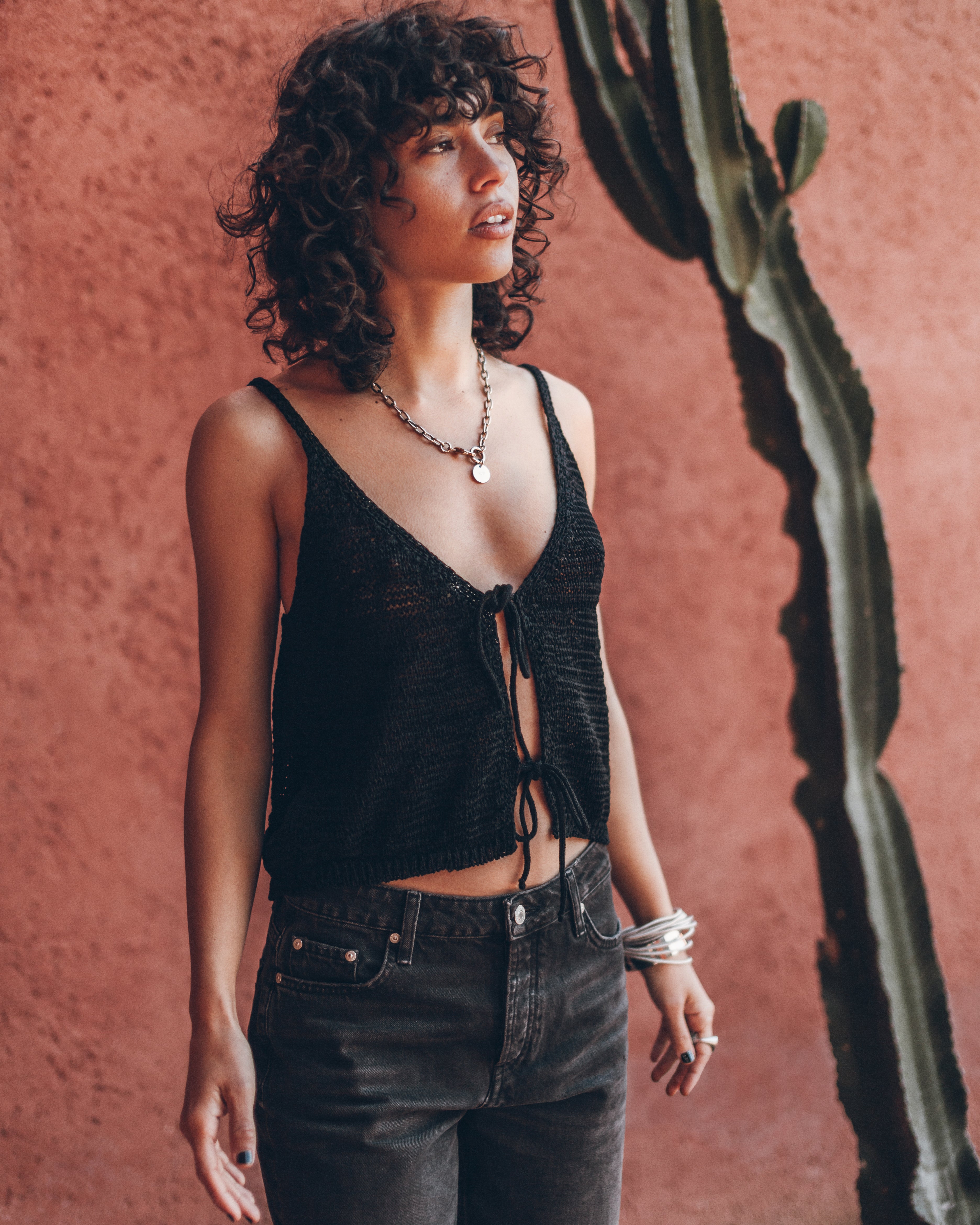 Top sin mangas de punto negro The Black Loose Jeans Mexico Guindi - Foto del producto