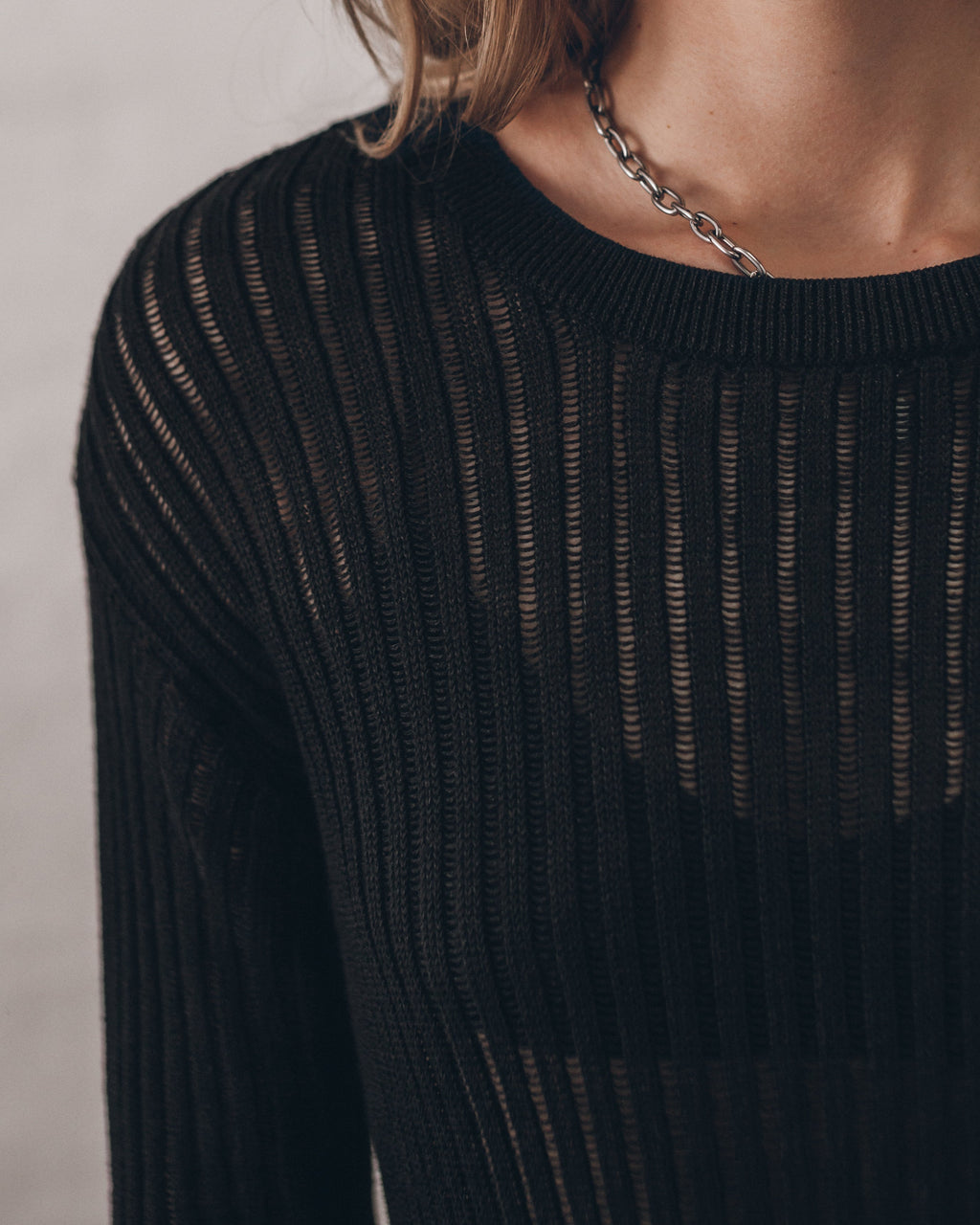 El vestido negro abierto