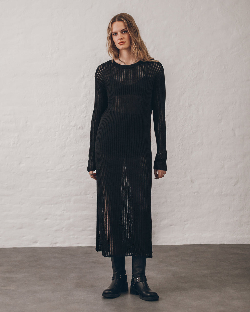 El vestido negro abierto