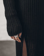 El vestido negro abierto