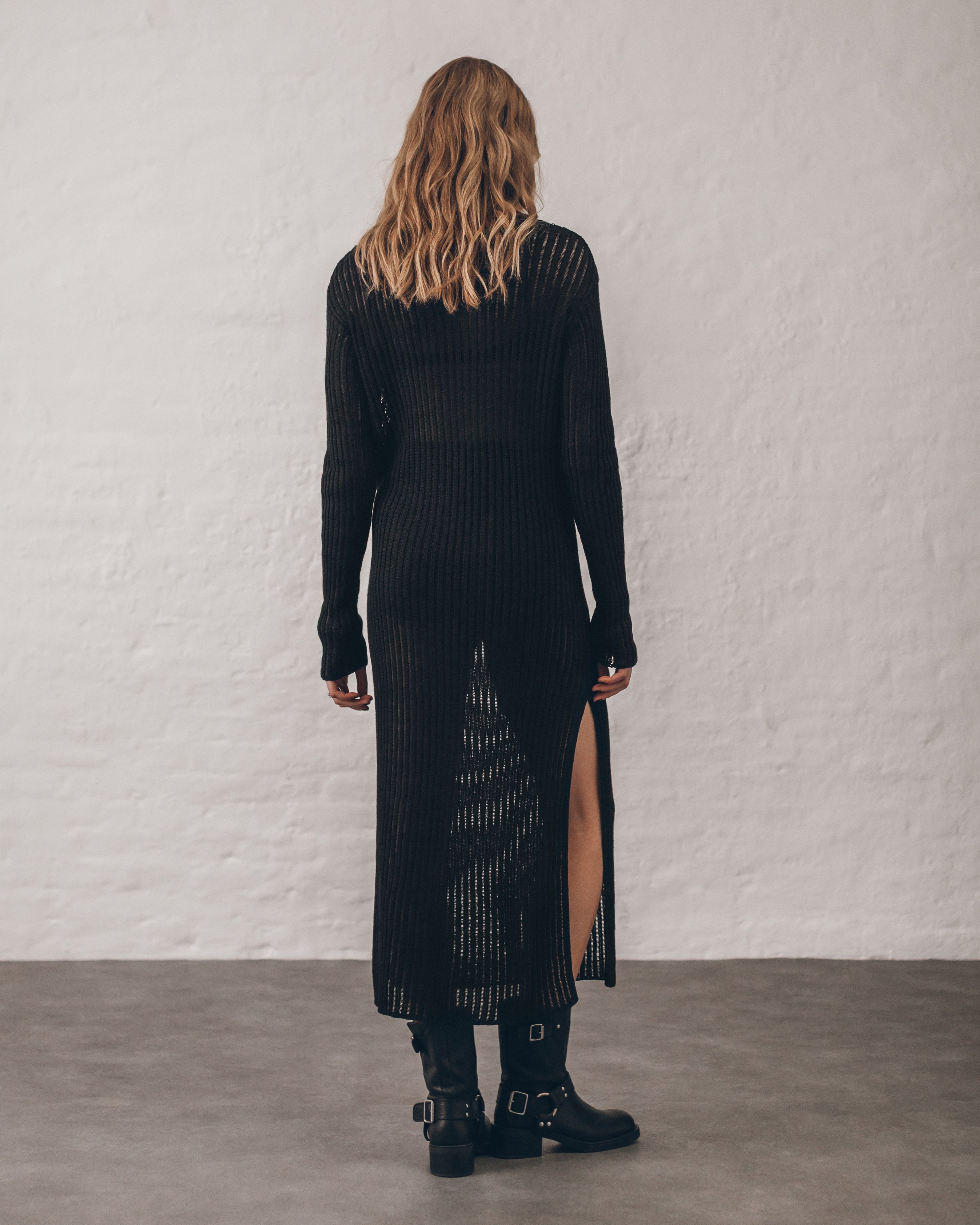 El vestido negro abierto