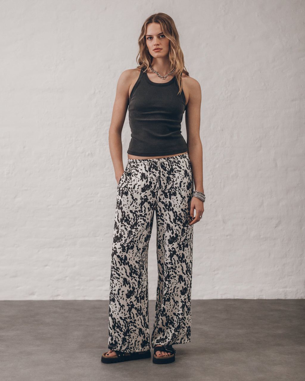 Los pantalones fluidos dálmata