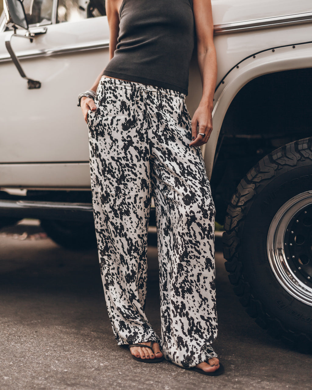 Los pantalones fluidos dálmata
