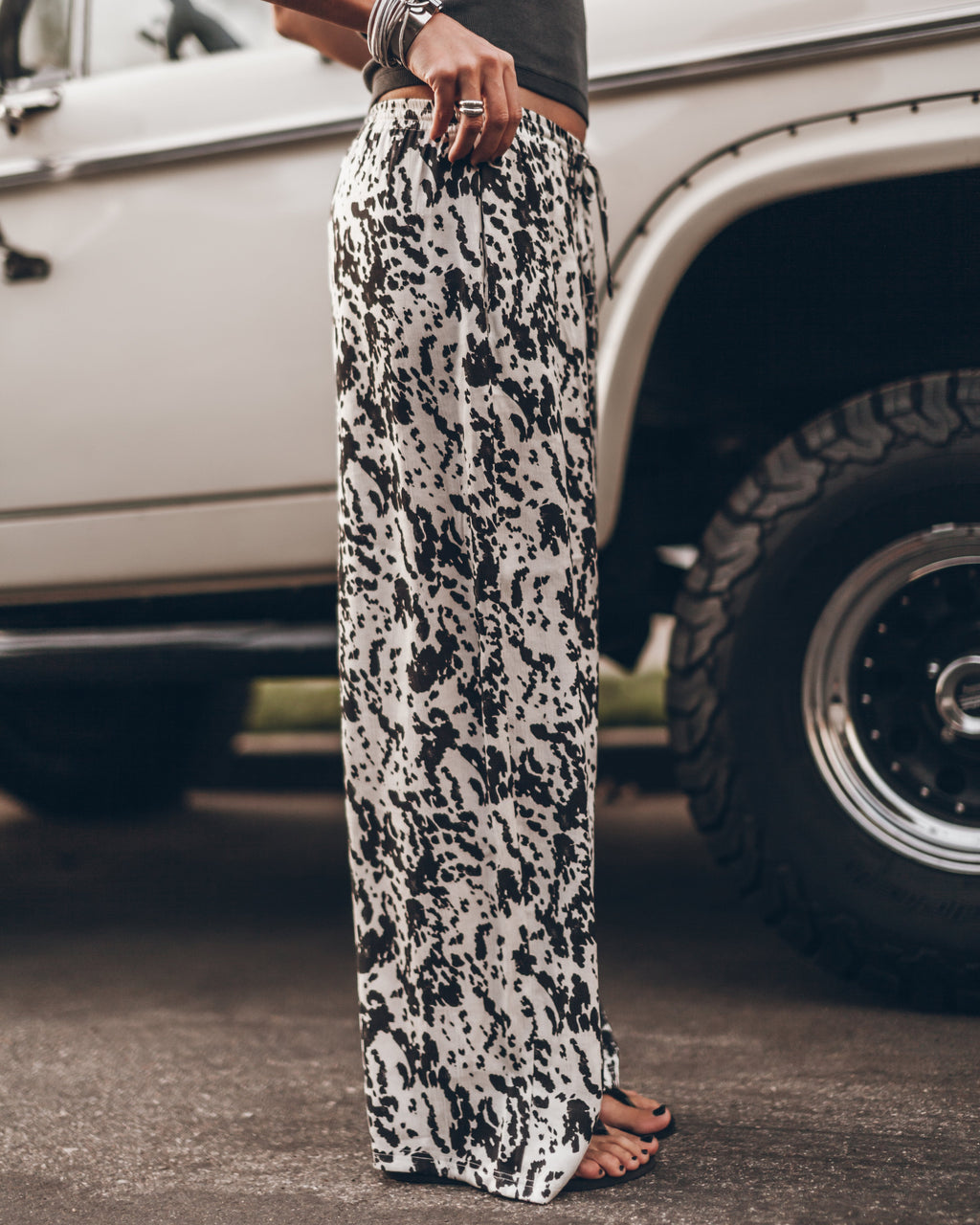 Los pantalones fluidos dálmata