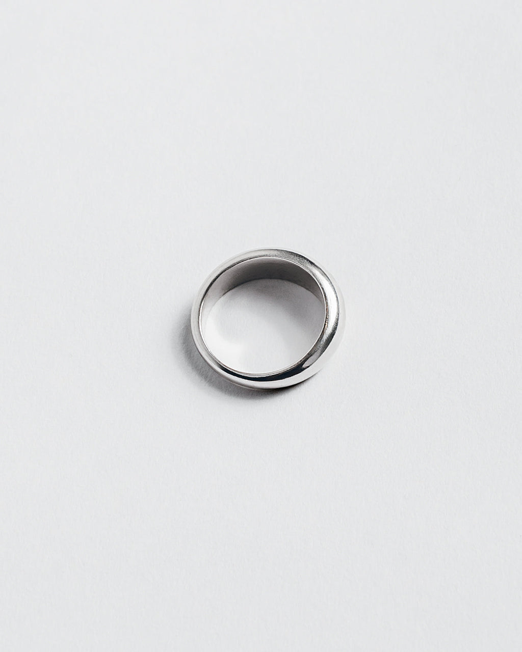 Detalle del anillo Ámame: regalo de joyería para el día de San Valentín