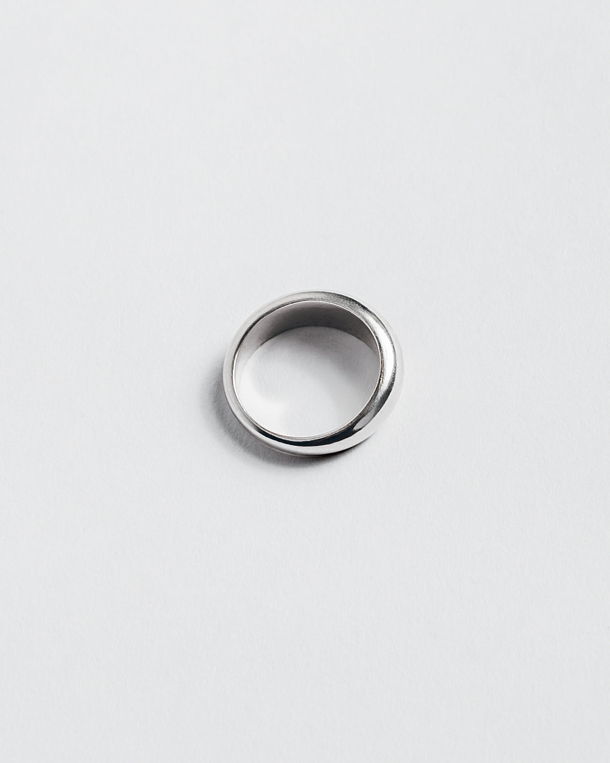 Detalle del anillo Ámame: regalo de joyería para el día de San Valentín