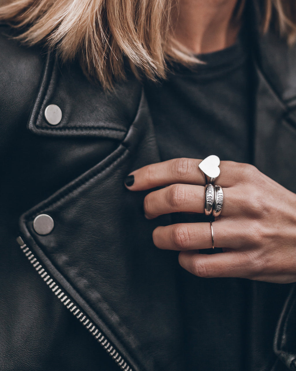 Anillo Love Me con chaqueta de cuero: joyería vanguardista de San Valentín