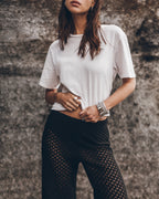 La camisa vintage de algodón seco blanquecino Los pantalones de crochet negros El anillo del puño El puño Los brazaletes...