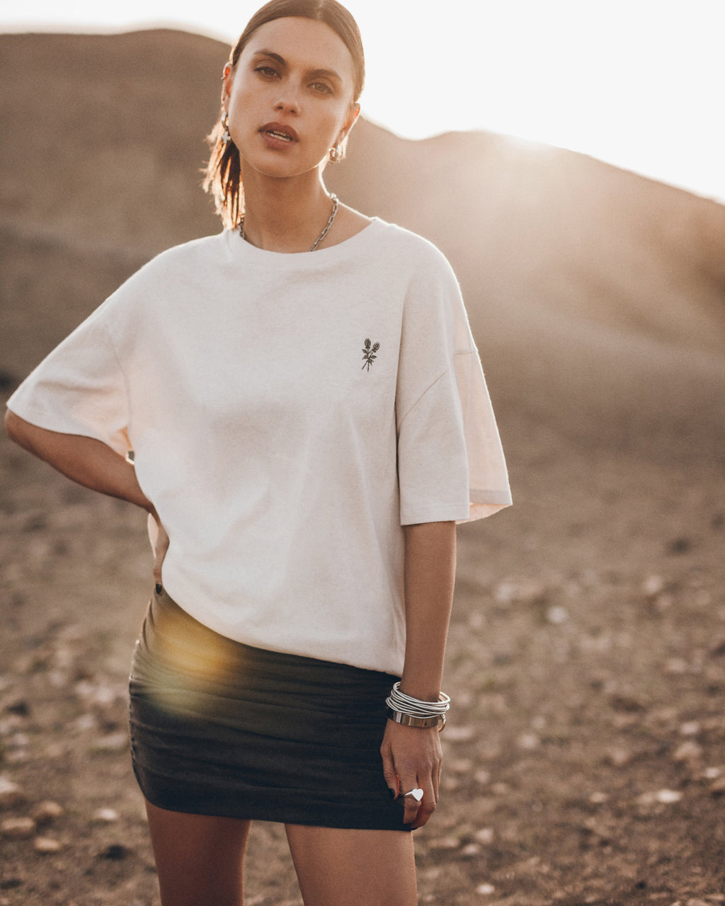 Camisa extragrande de The Roses Falda corta con pliegues y efecto desteñido oscuro Desierto de California - Foto del producto