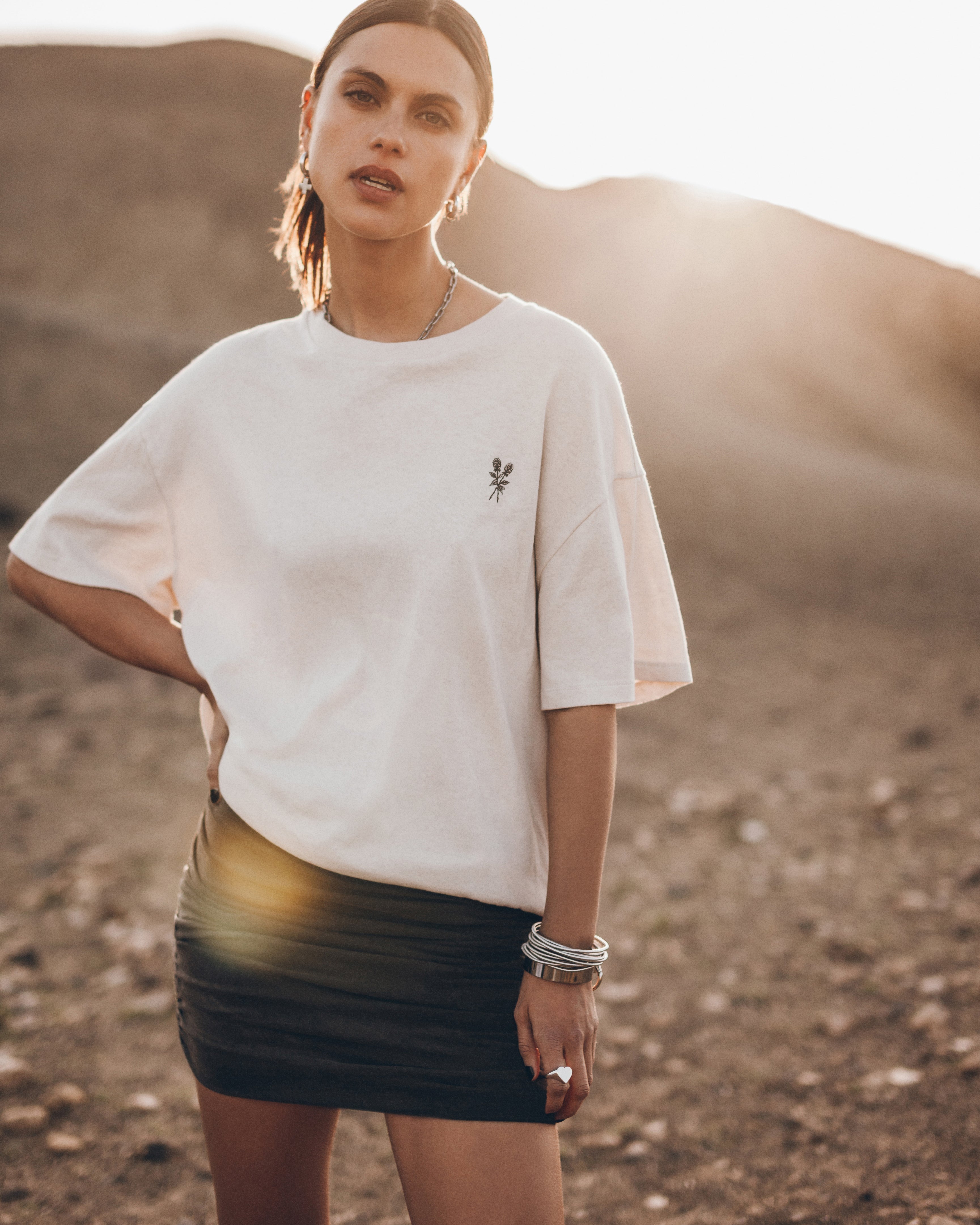Camisa extragrande de The Roses Falda corta con pliegues y efecto desteñido oscuro Desierto de California - Foto del producto