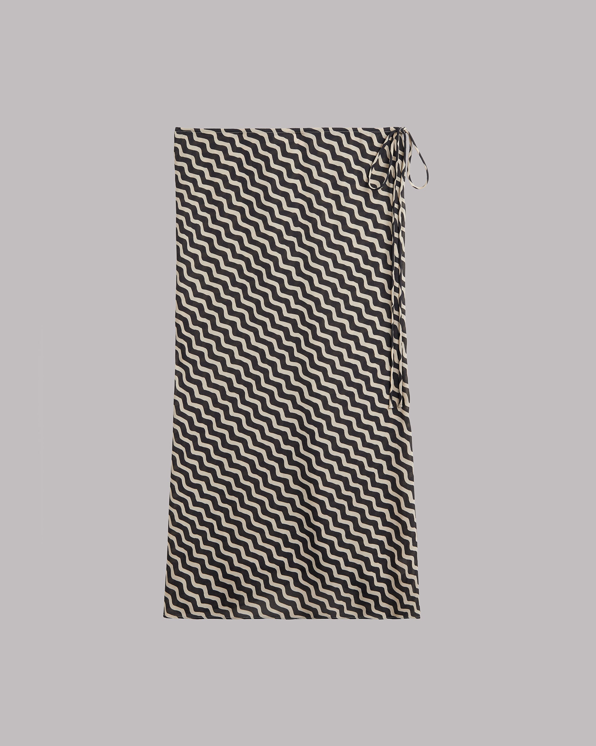 Falda de rayas blancas y negras sobre fondo gris.