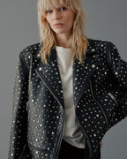 La chaqueta con tachuelas