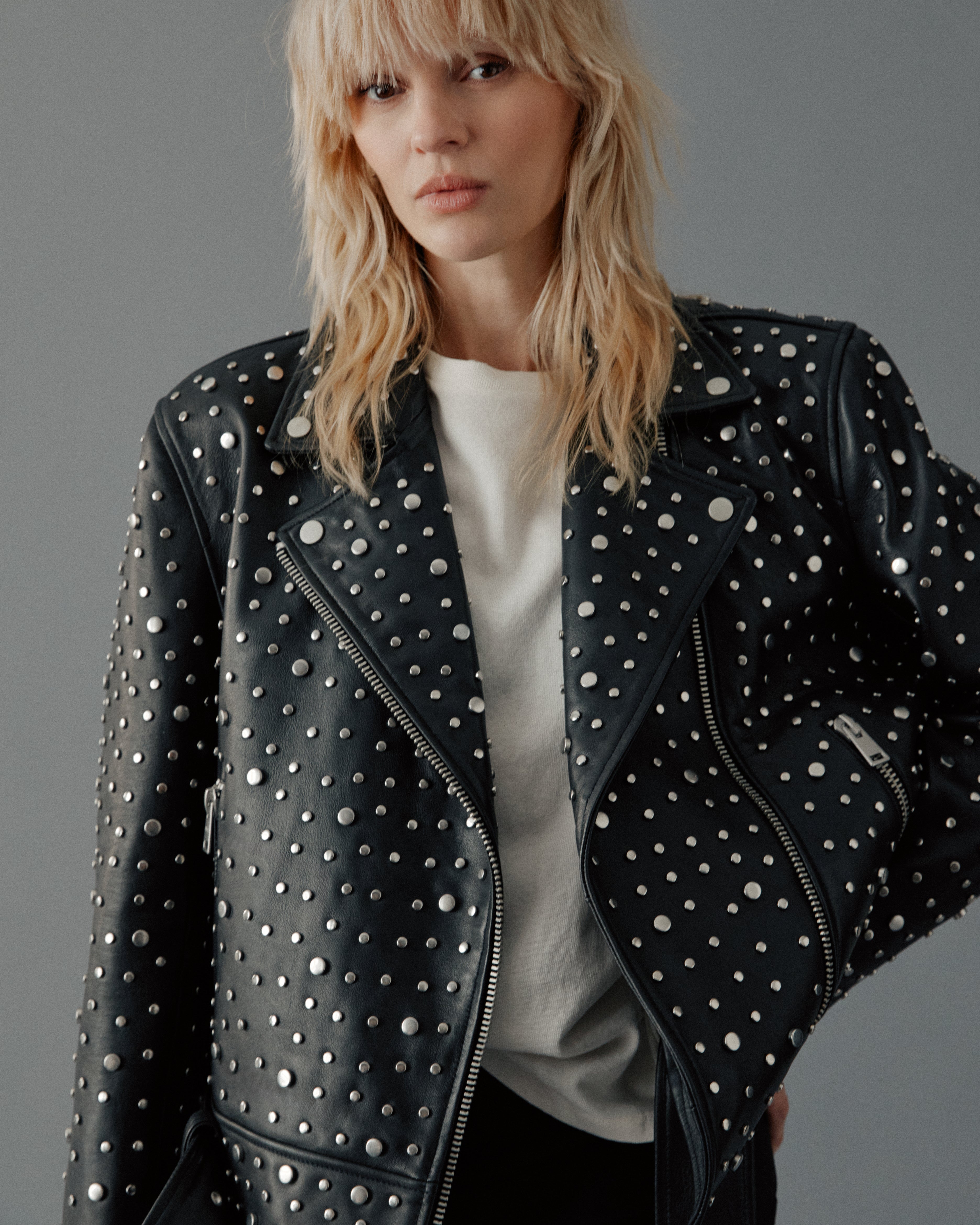La chaqueta con tachuelas