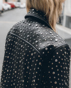 La chaqueta con tachuelas