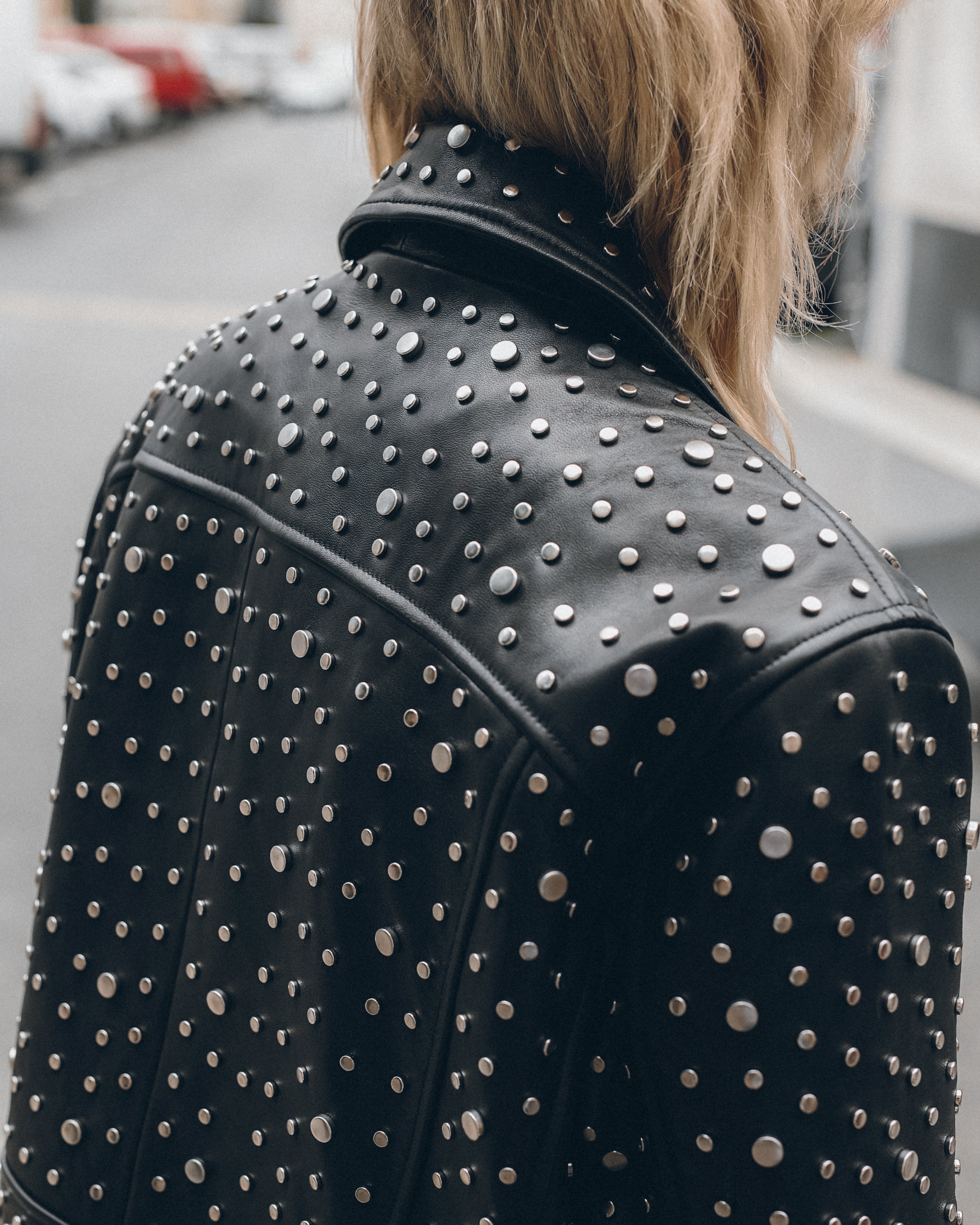 La chaqueta con tachuelas