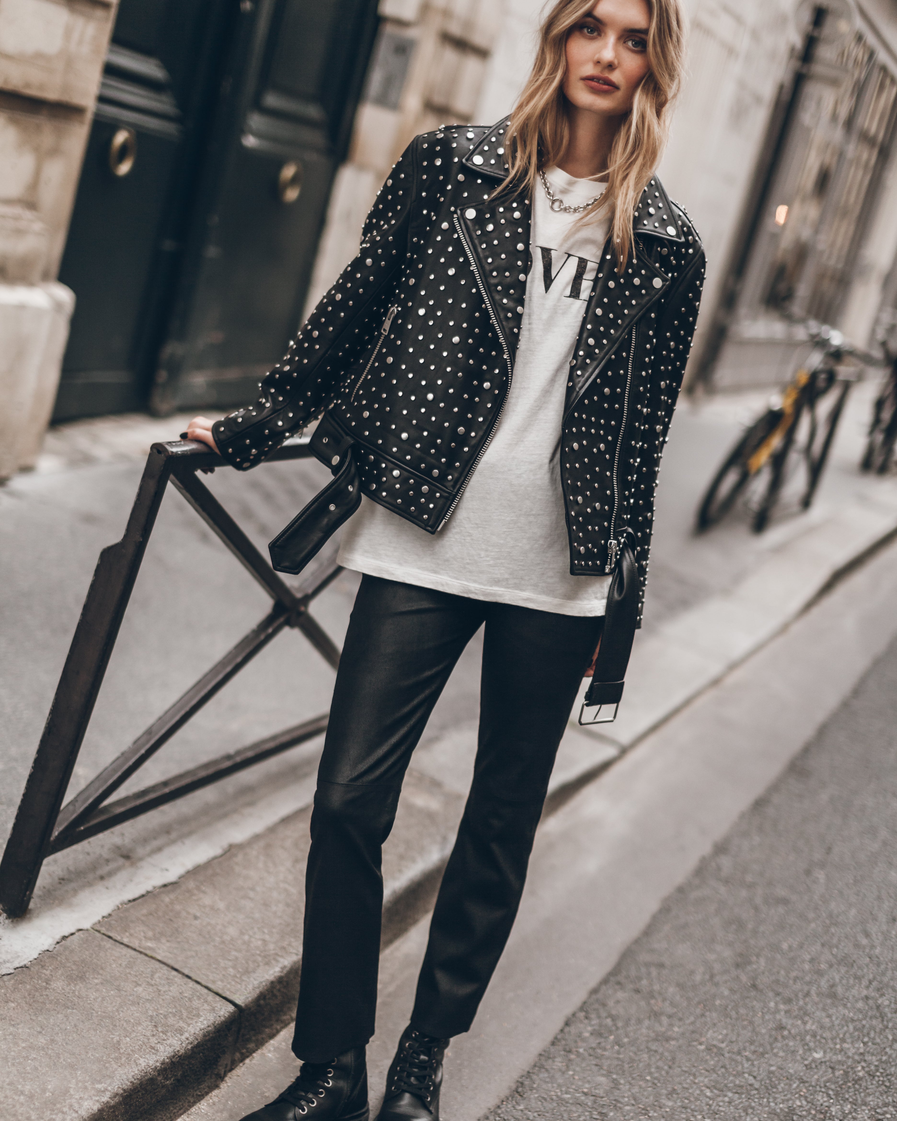 La chaqueta con tachuelas