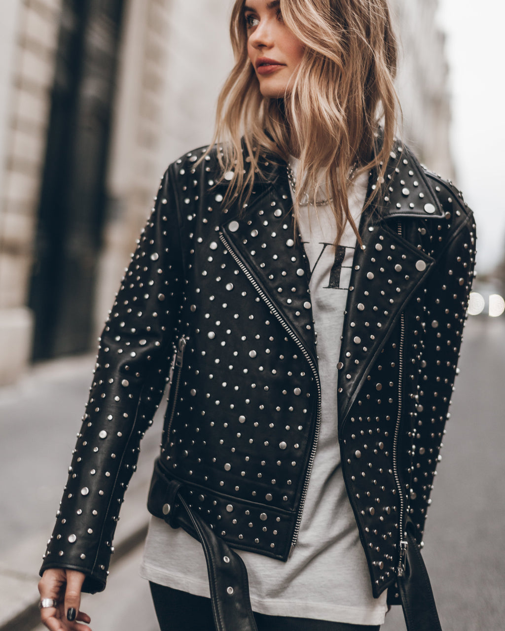 La chaqueta con tachuelas
