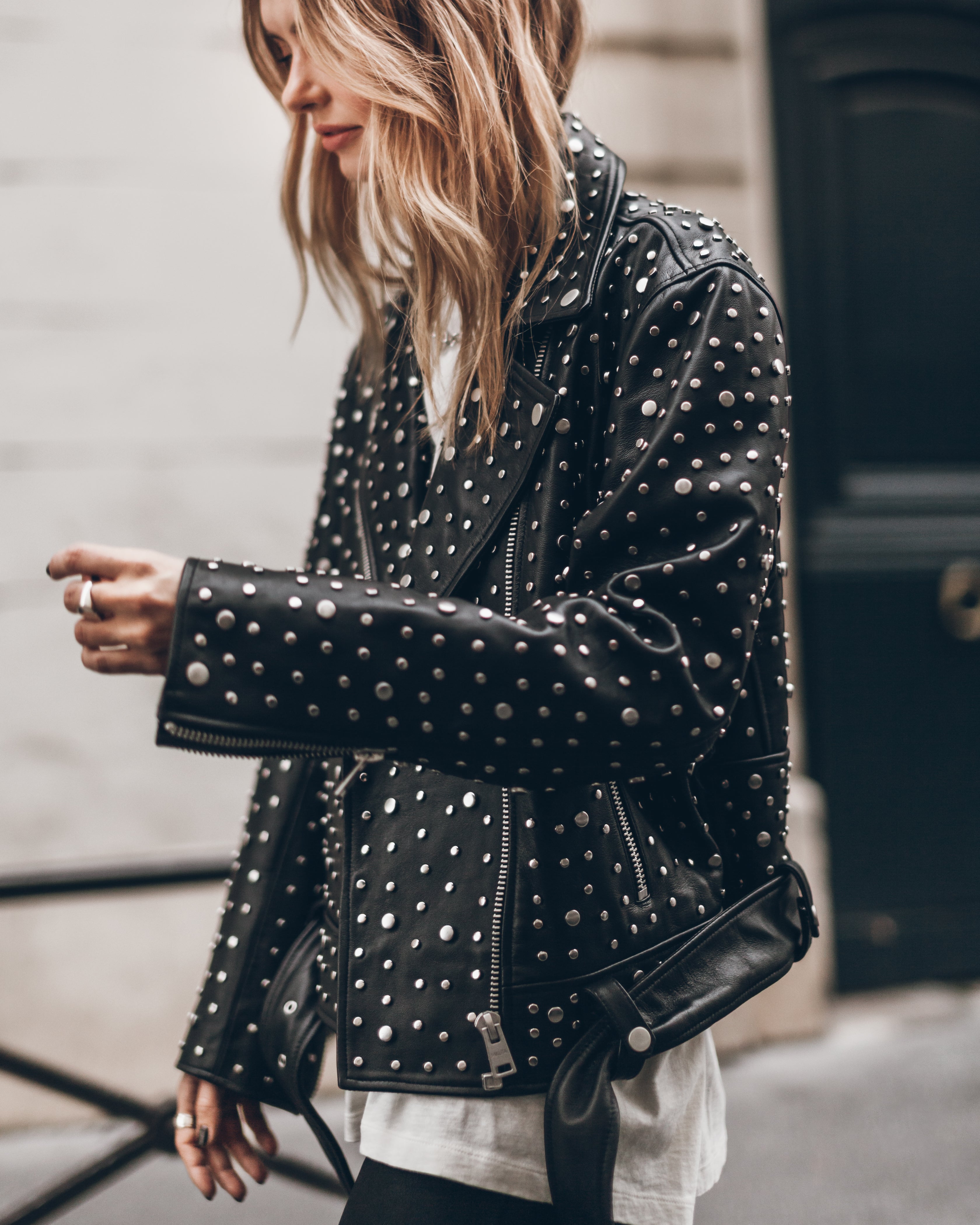 La chaqueta con tachuelas