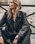 La chaqueta con tachuelas