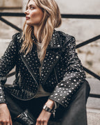 La chaqueta con tachuelas