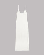 Vestido de punto lencero blanco sobre fondo gris