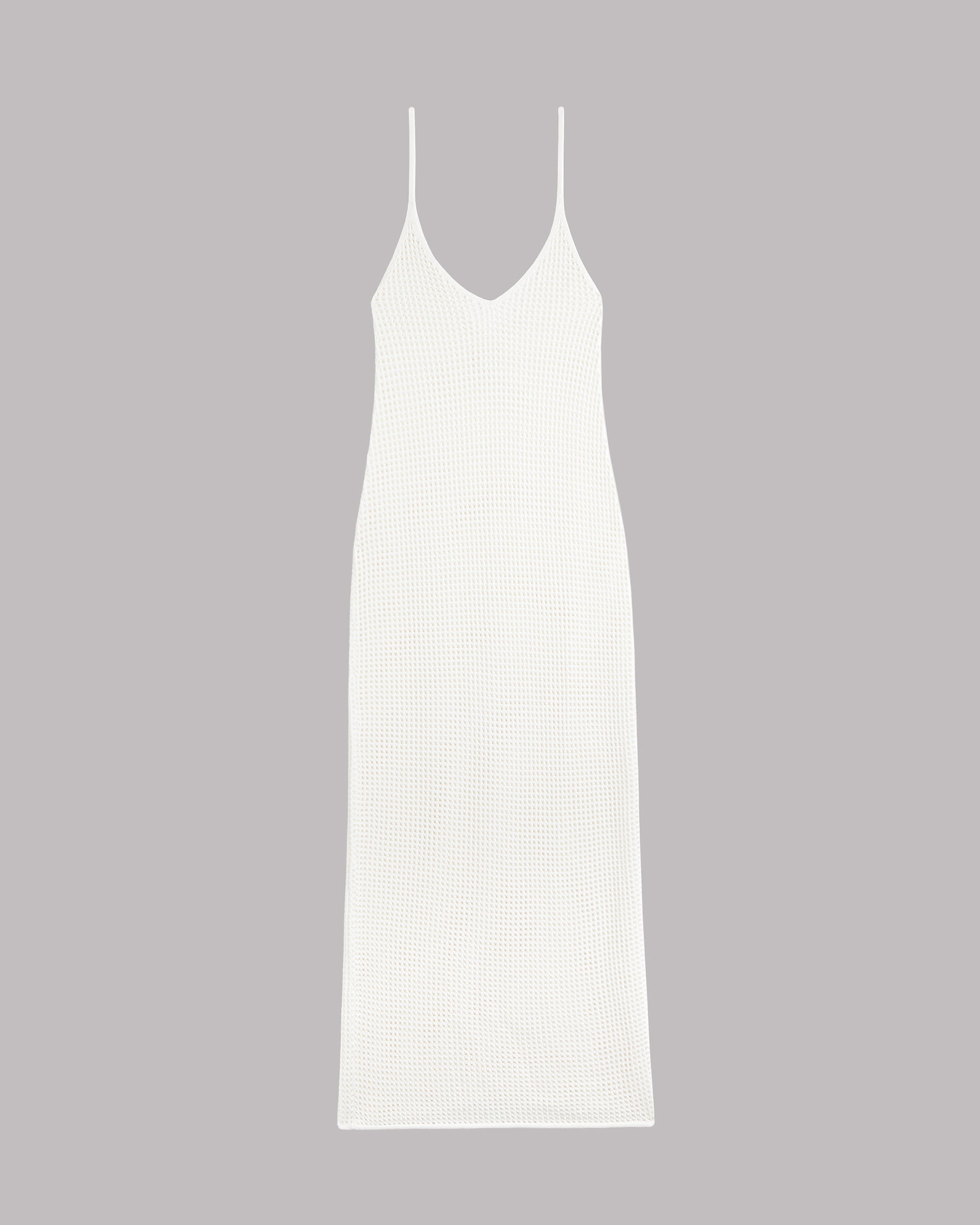 Vestido de punto lencero blanco sobre fondo gris