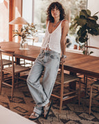 The White Knitted Vest Top The Light Blue Baggy Jeans Mexico Guindi - Product photo