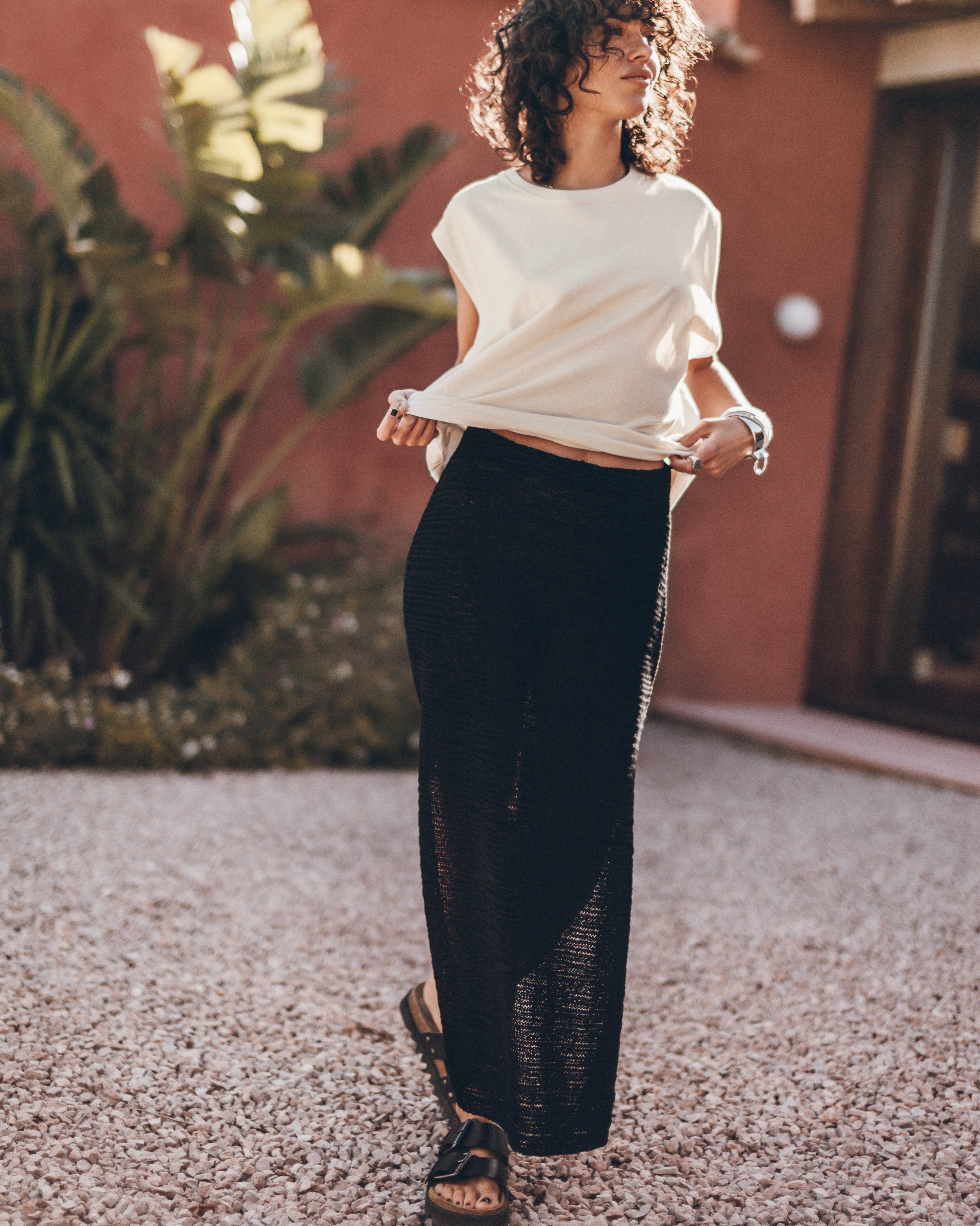 The White Sleeveless Shirt The Black Long Knitted Skirt Mexico Guindi - Product photo