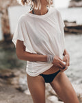 Camisa blanca fina con alas de murciélago Braguita de bikini negra - Foto del producto