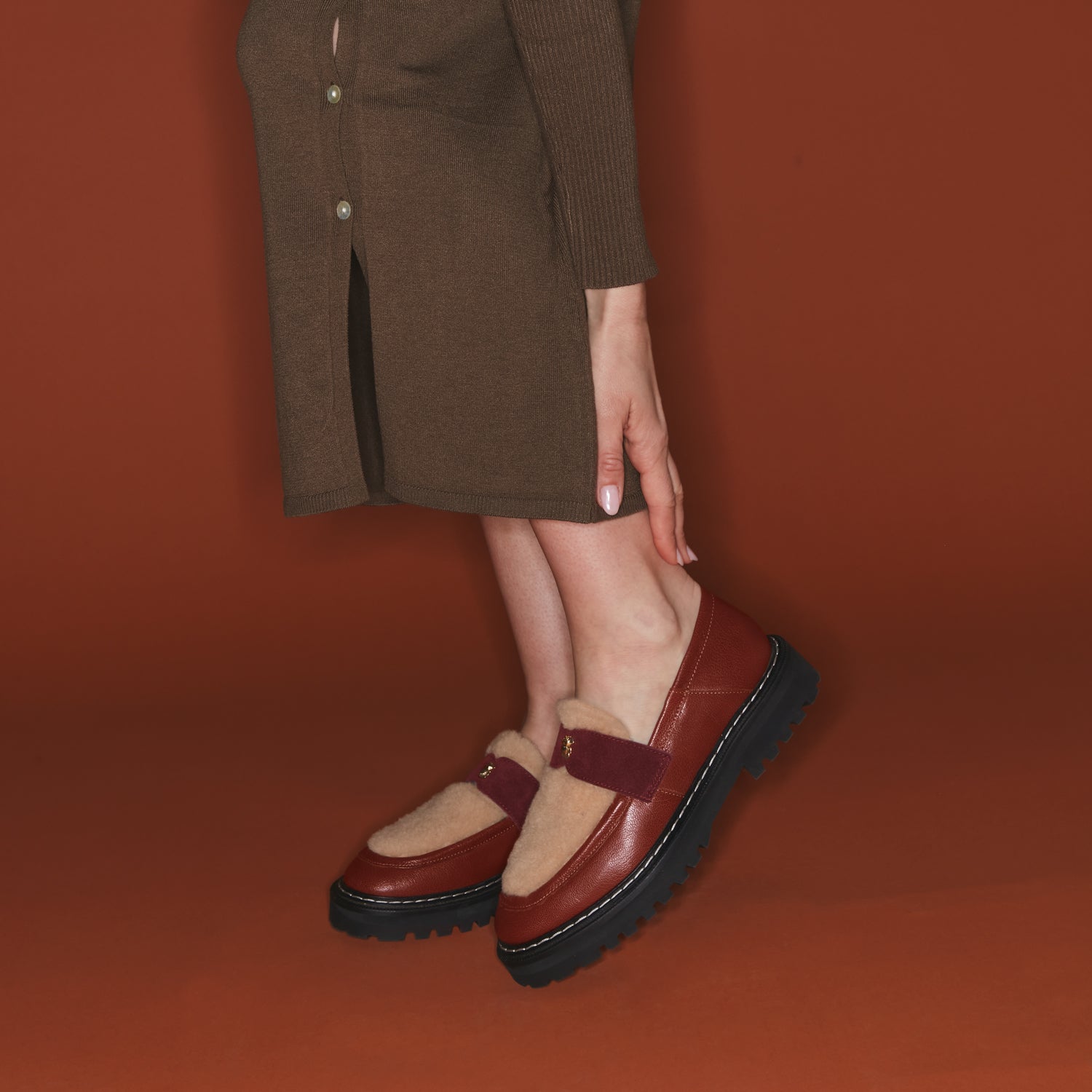 Mocasín Mia de piel corteza y borreguito color crema