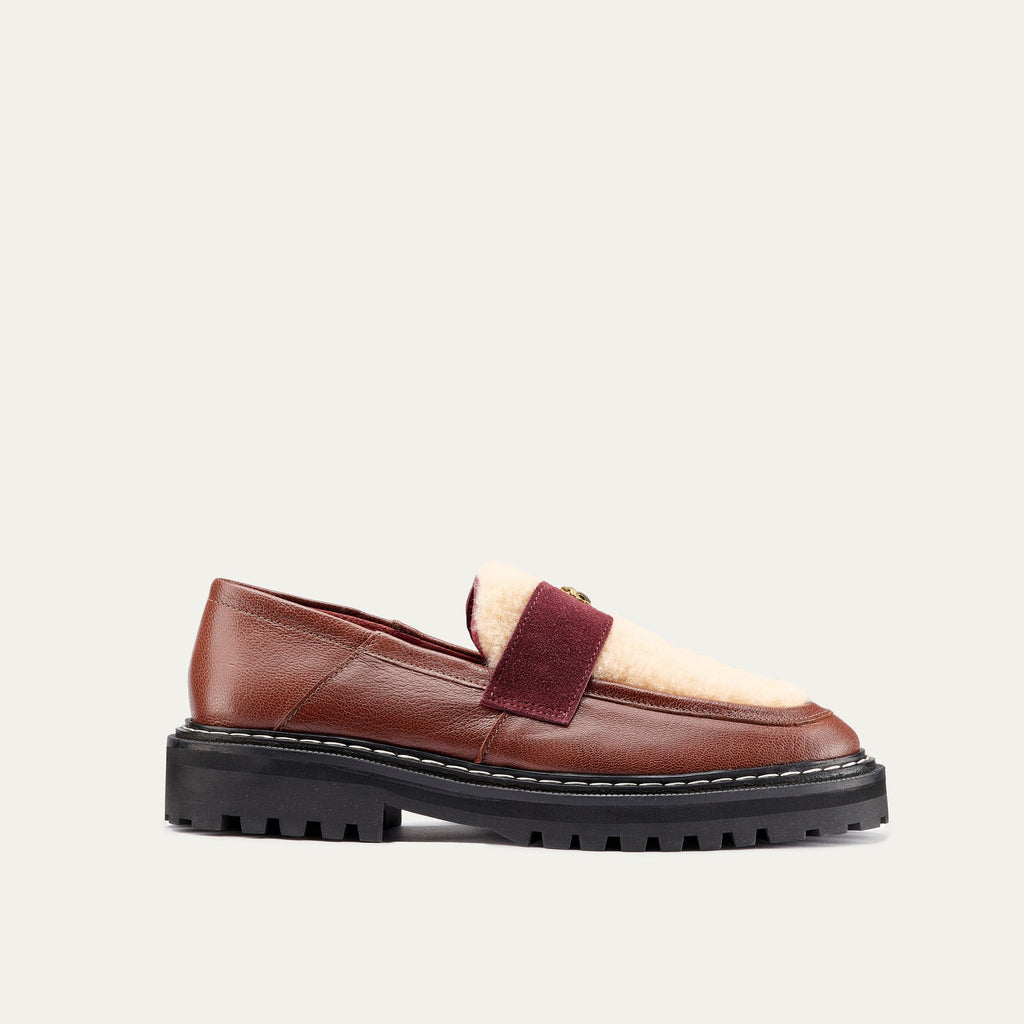 Mocasín Mia de piel corteza y borreguito color crema