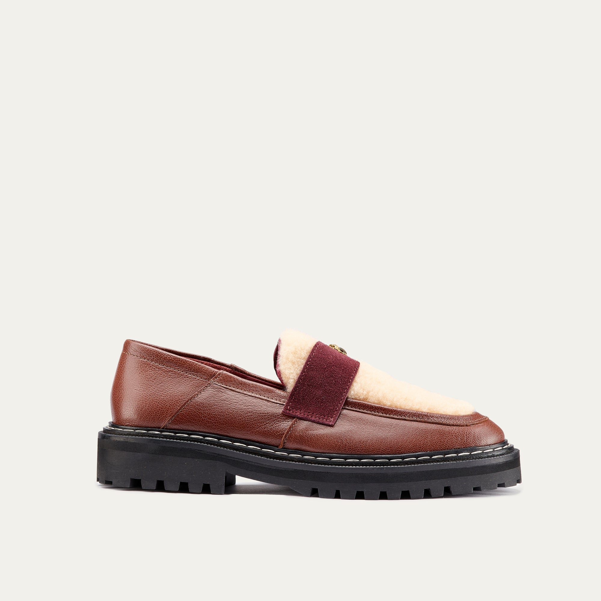Mocasín Mia de piel corteza y borreguito color crema