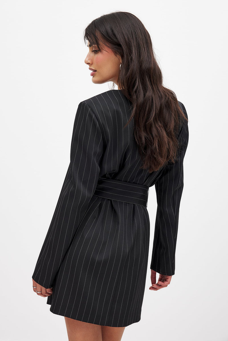 Robe À Fines Rayures Avec Ceinture Rayé