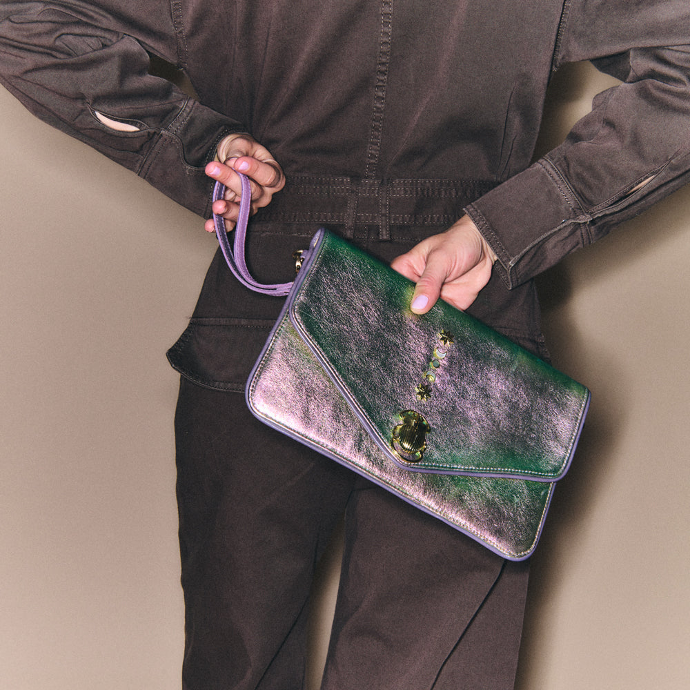 Clutch Alicia Moon de piel con remaches de nácar
