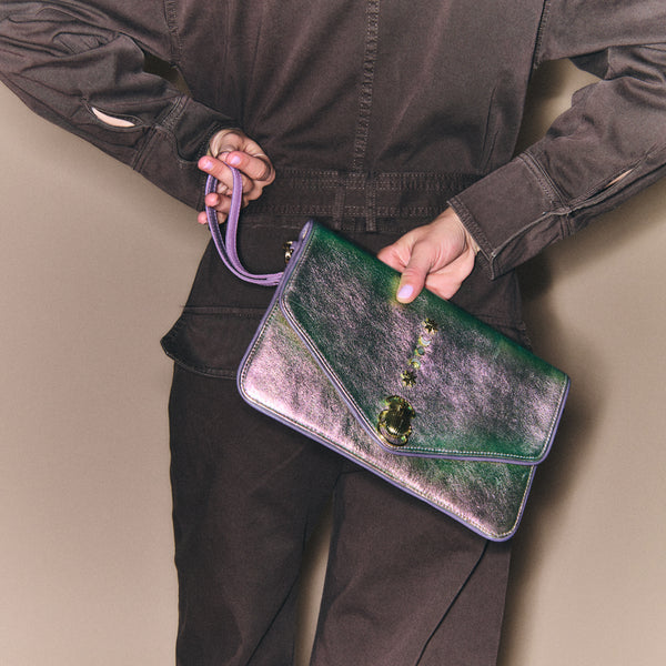 Clutch Alicia Moon de piel con remaches de nácar