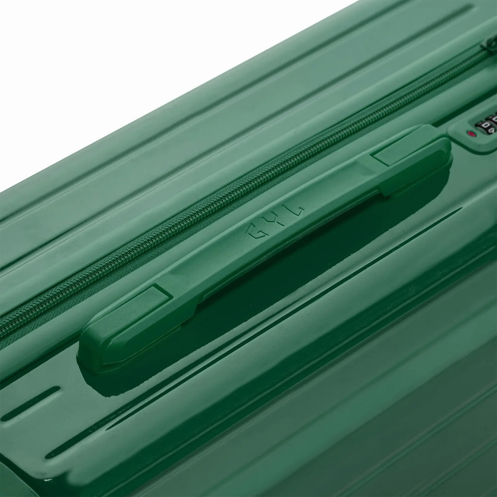 Rigid top handle of the GYL Intemporelle fir green suitcase with embossed logo on top. #couleur_sapin