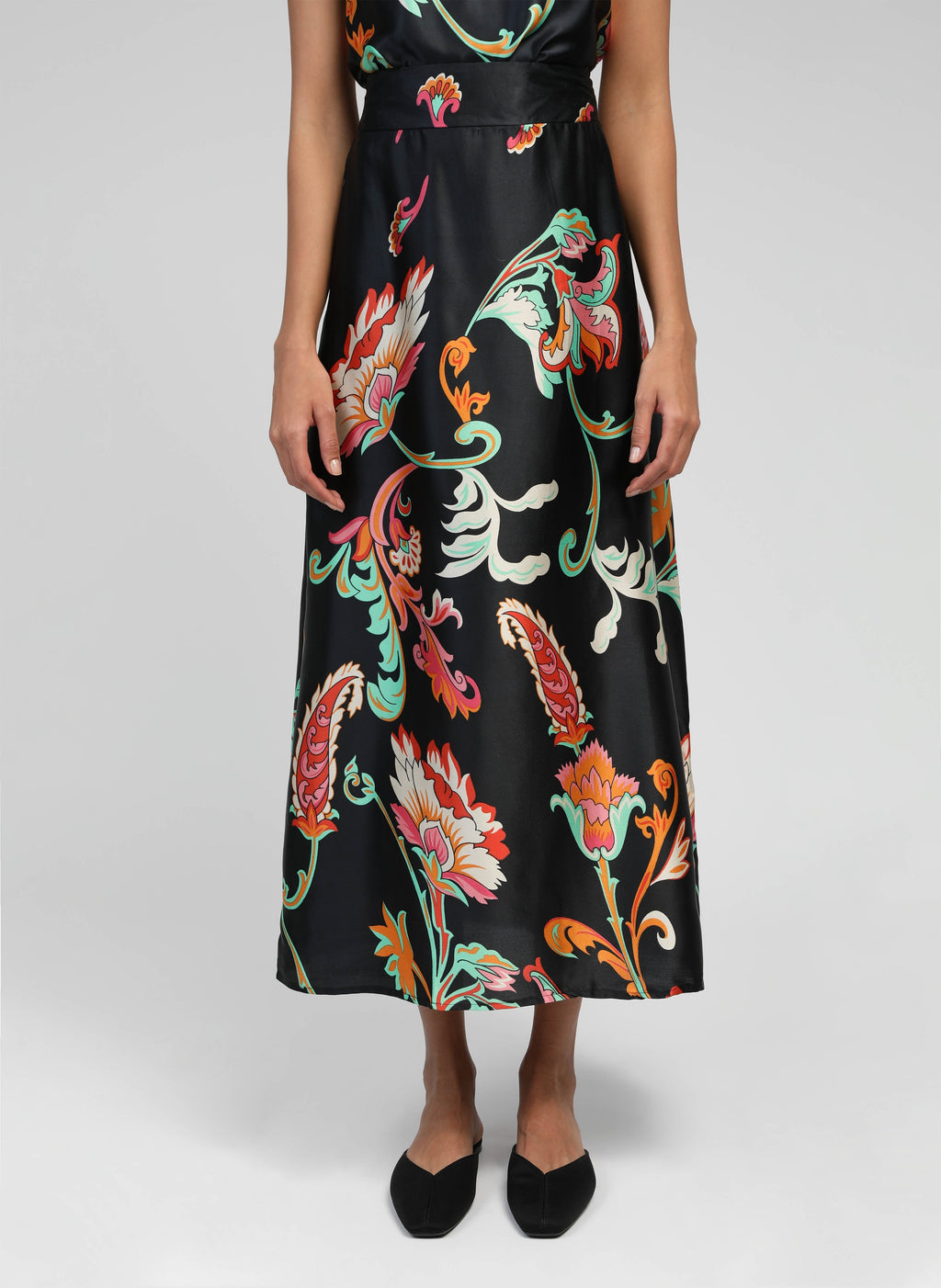 An'ge – Jupe Midi Robilou Indina Noir, long black dress with colourful floral patterns worn by a model